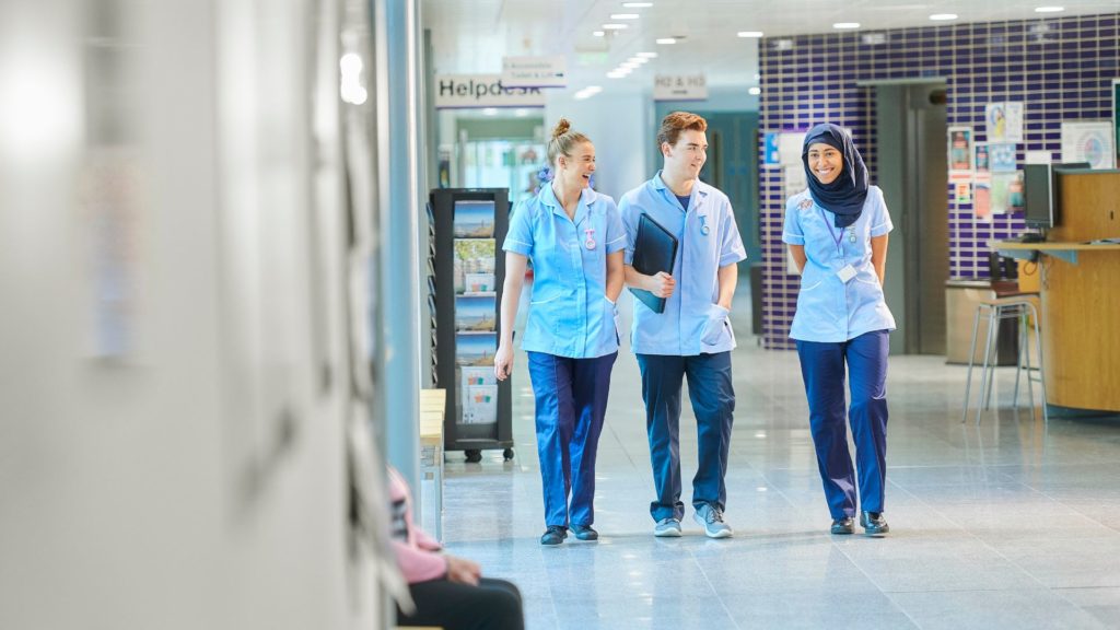 Empleo en enfermería: 5 consejos que te ayudarán a encontrar tu primer trabajo