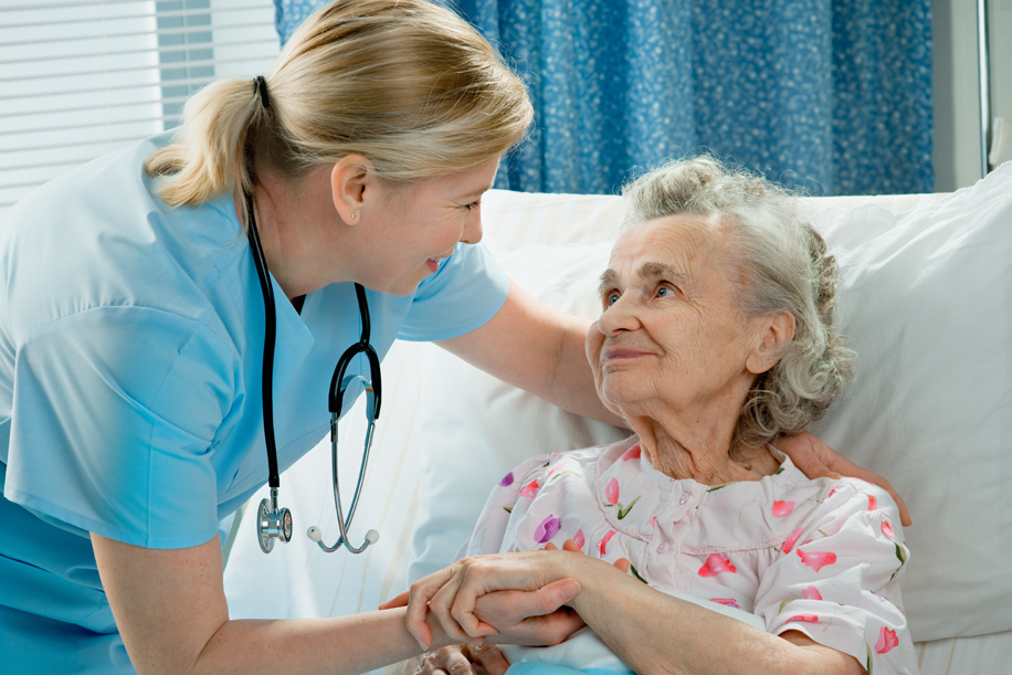 Especialidades Enfermería. Enfermera geriatría | Enfermería 21