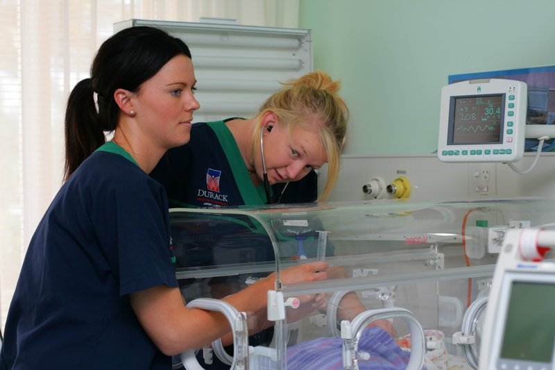 Trabajar como enfermero en extranjero. Enfermeras Reino Unido con incubadora | Google Fotos