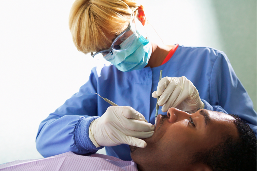 Higienista dental en una clínica con un paciente 