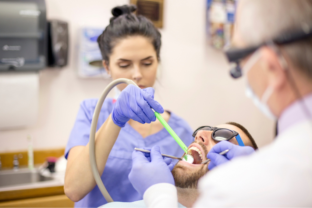 Auxiliar de odontología en una clínica dental